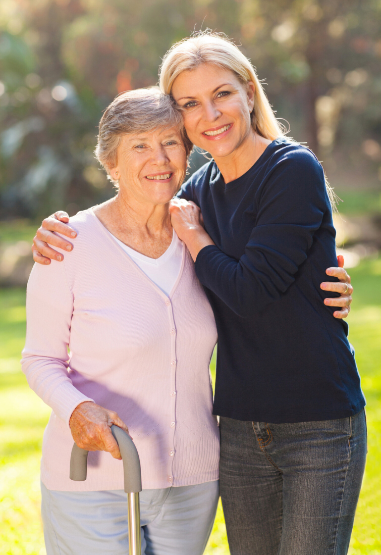 Pflegekraft und Seniorin im Gespräch